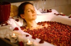 Das Wunder der Weiblichkeit zur Entfaltung führen: „Frauen und Frauenbeschwerden vom Menstruationszyklus bis zu den Wechseljahren energetisch begleiten“